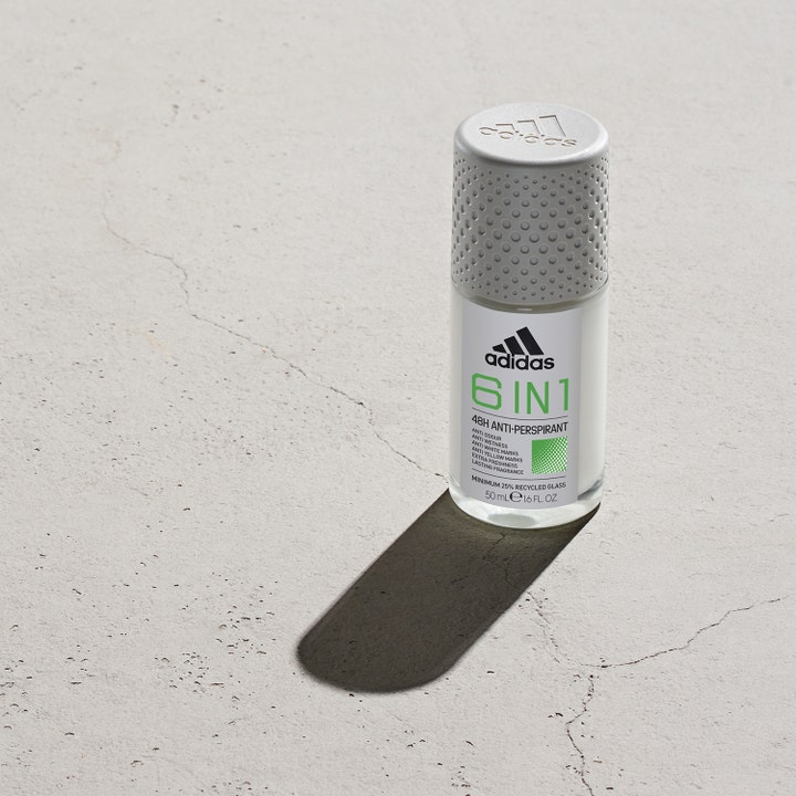 Adidas Cool & Dry 6 In 1 Roll-on Deodorant 50 ml i glasflaske med sølvfarvet låg på en grå stenbaggrund