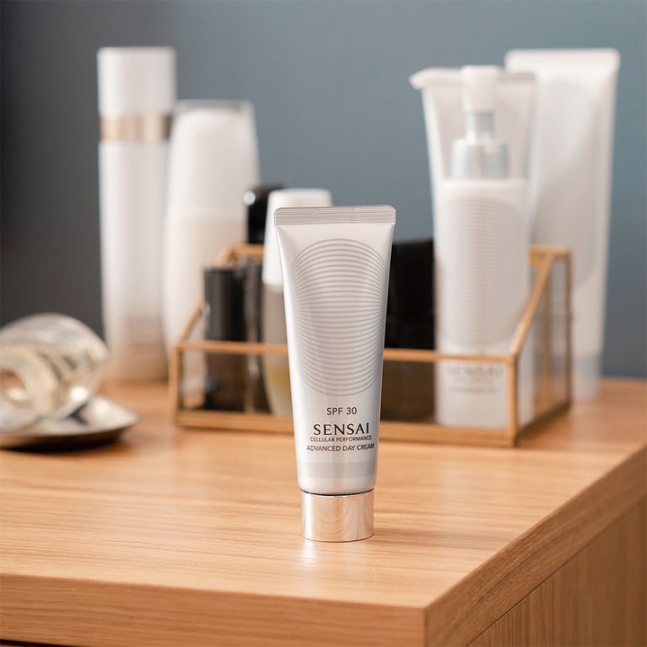 Sensai Cellular Performance Advanced Day Cream 50 ml beskyttende ansigtssolcreme i hvid tube med sølvdetaljer