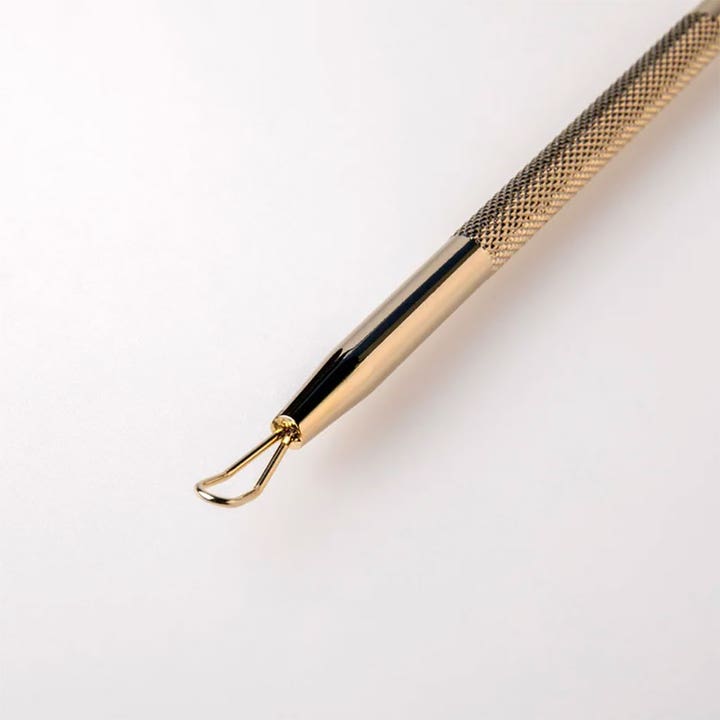 Sense of Youty Blackhead Tool hudplejeværktøj i guld med riflet greb og løkke der fjerner urenheder effektivt