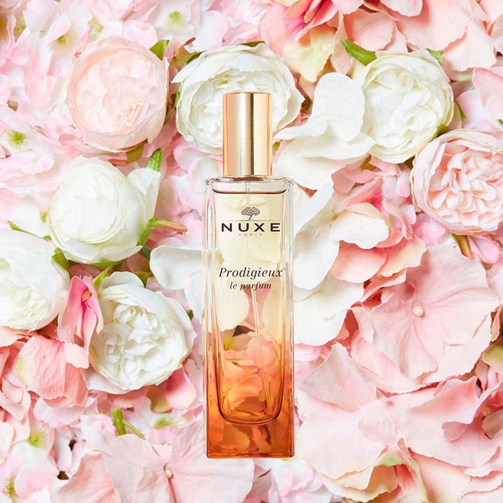 Nuxe Prodigieux Le Parfum 50 ml elegant Eau de Parfum i glasflakon med guldhætte på bløde blomsterblade.