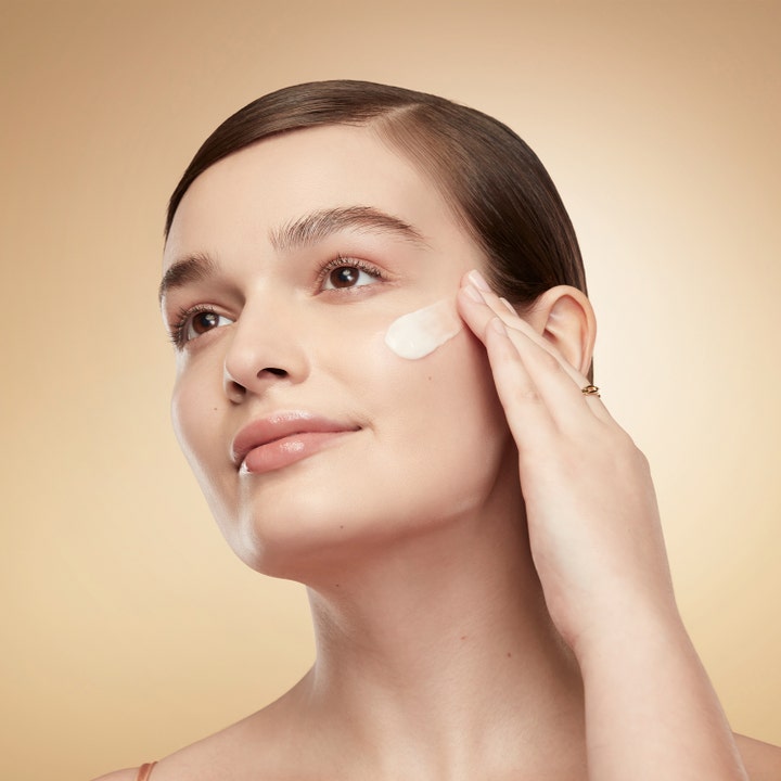 Estée Lauder Revitalizing Supreme+ Youth Power Creme 75ml dagcreme påføres her af kvinde for fasthed.
