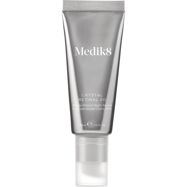 Medik8 Crystal Retinal 20 30 ml hudfornyende natserum i en metallisk sølvfarvet tube med hvid pumpe.