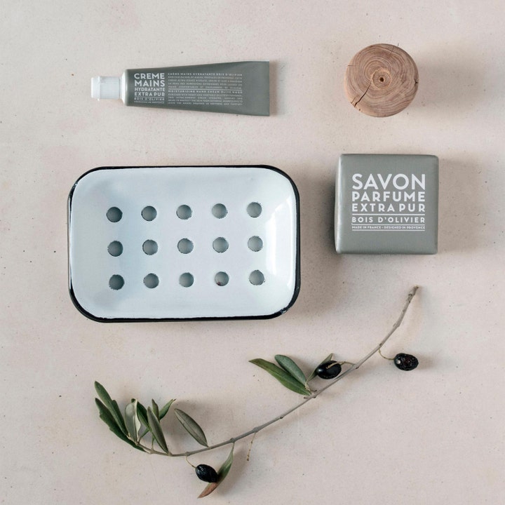 Compagnie de Provence Cube Of Marseille Soap Olive 400 g fast handsebe med hvid emalje sæbeskål og olivenkvist