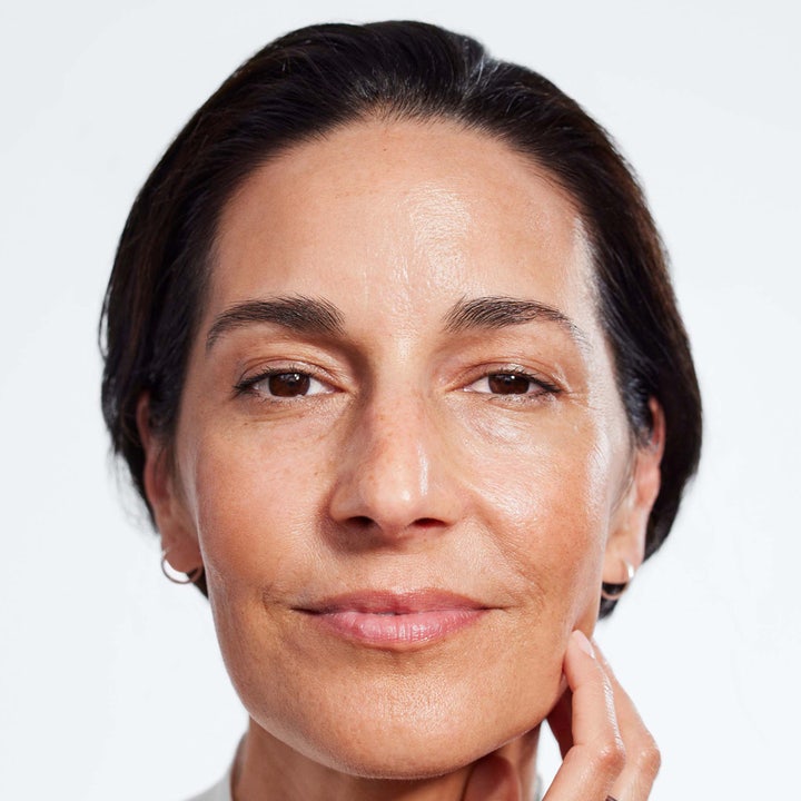 Clinique Smart Clinical Repair 75 ml rynkekorrigerende ansigtscreme på kvinde med sund og strålende hud