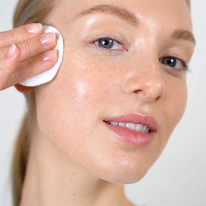 Mario Badescu Witch Hazel & Rosewater Toner 236 ml beroligende toner påføres med vatrondel for en strålende hud