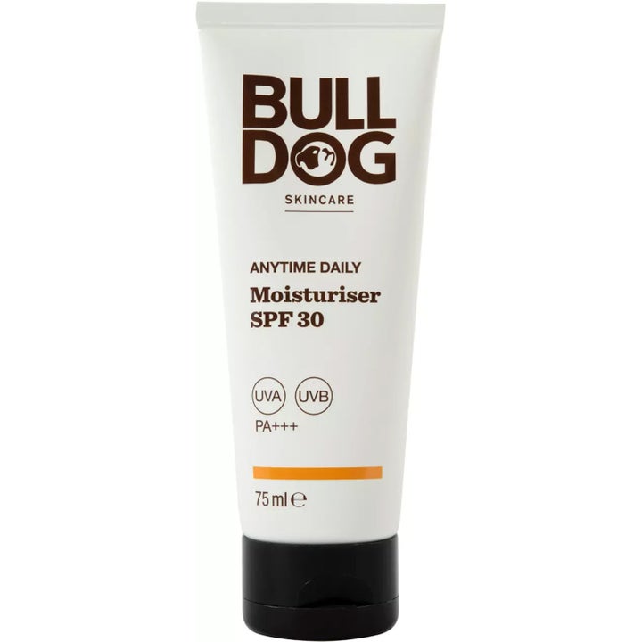 Bulldog Anytime Daily Moisturiser 75 ml fugtgivende ansigtscreme med SPF 30 i hvid tube med sort låg og brunt logo