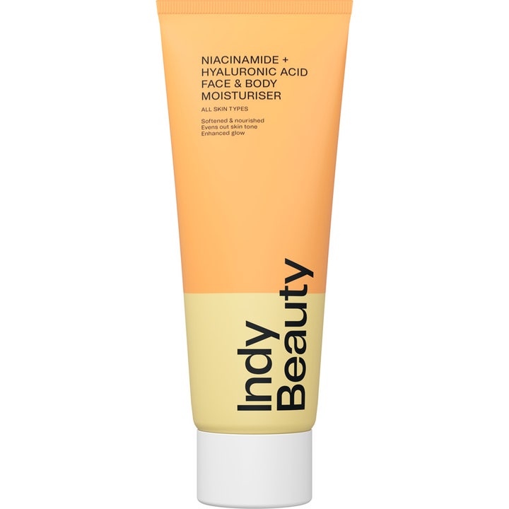 Indy Beauty Niacinamide + Hyaluronic Acid Face & Body Moisturiser fugtgivende creme i orange og lysegul tube med hvidt låg