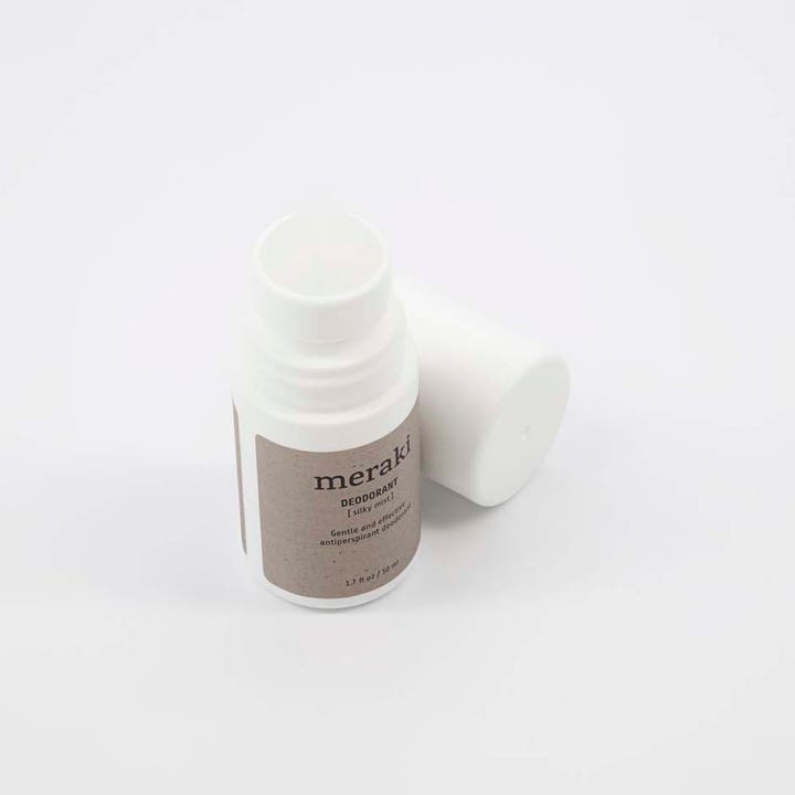 Meraki Deodorant Silky Mist 50 ml mild antiperspirant i hvid emballage med brunt mærke og løst hvidt låg