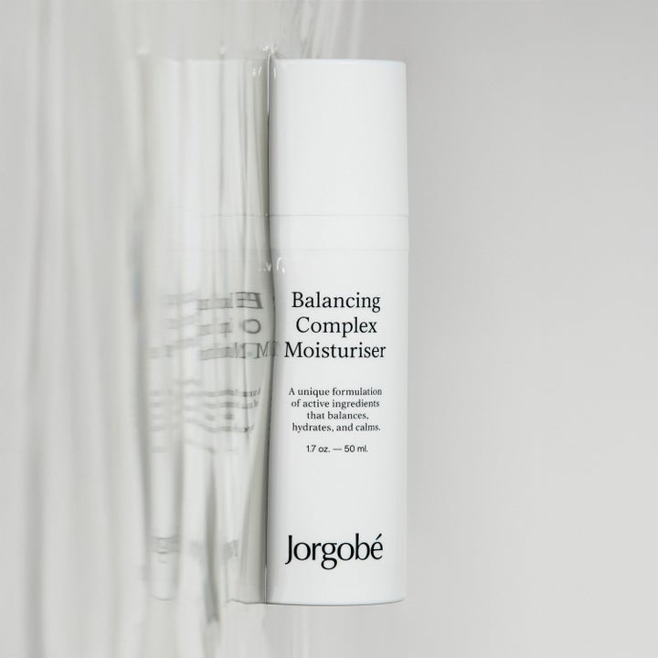 Jorgobé Balancing Complex Moisturiser 50 ml i hvid flakon der beroliger huden og skaber balance.