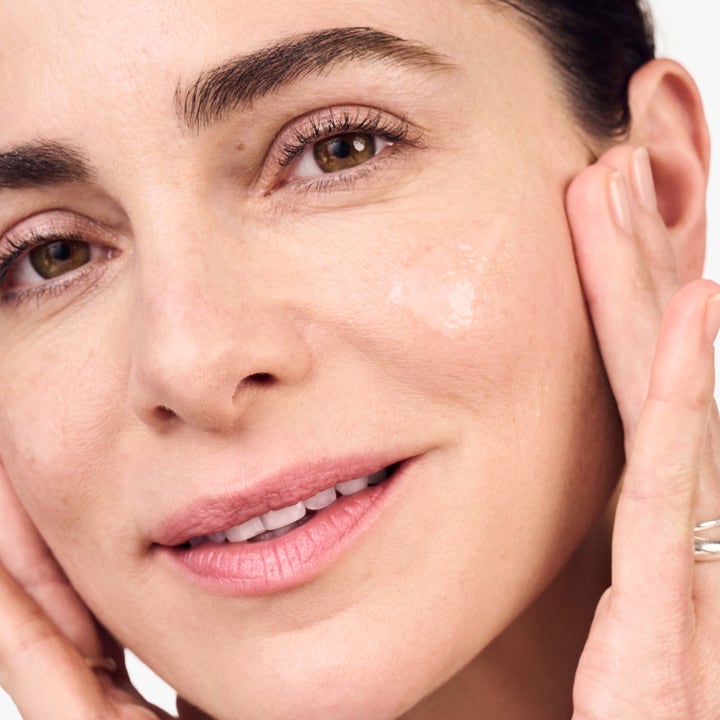 Clinique Smart Clinical Repair Serum 75 ml rynkereducerende serum påføres en kvindes kind for glat hud.