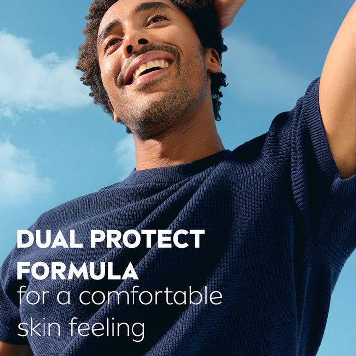 NIVEA Dry Impact Stick 50 ml deodorant til mænd giver en behagelig hudfølelse vist med smilende mand i solskin