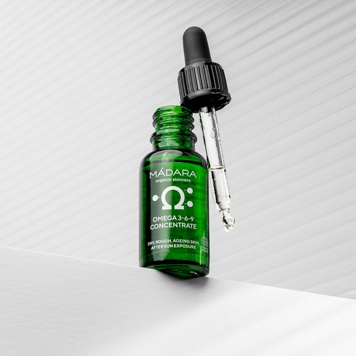 MÁDARA Omega 3 + 6 + 9 Concentrate 17,5 ml serum i grøn glasflaske med pipette til tør hud