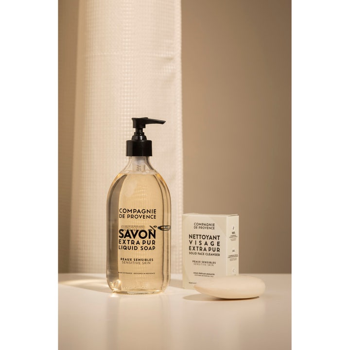 Compagnie de Provence Liquid Marseille Soap 495ml beroligende håndsæbe i glasflaske sammen med en fast sæbebar