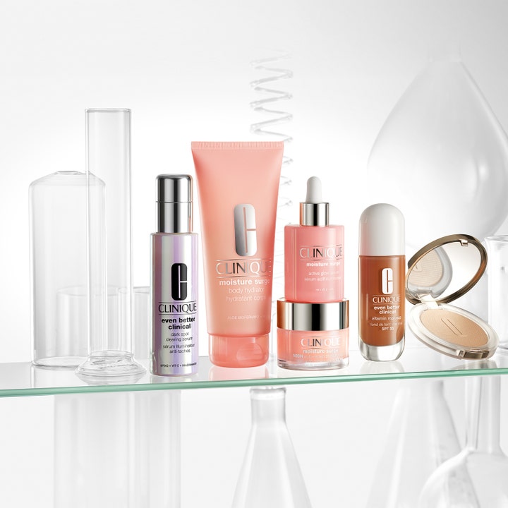 Clinique Moisture Surge Body Hydrator 200 ml fugtgivende bodylotion i ferskenfarvet tube i et klinisk miljø.