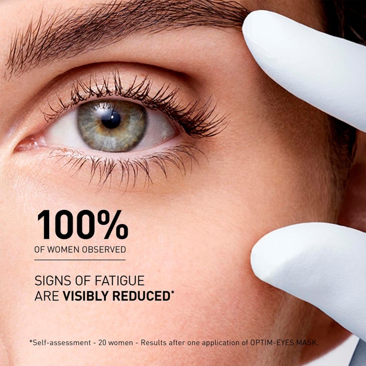 Filorga Optim-Eyes Eye Mask 6 ml øjenmaske reducerer træthedstegn vist på nærbillede af øje med hvide handsker.