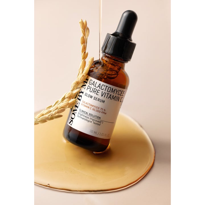 Some By Mi Galactomyces Pure Vitamin C Glow Serum 30 ml glødgivende serum i mørk glasflaske i en gylden pøl med kornaks