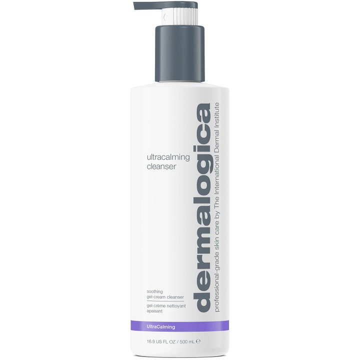 Dermalogica Ultracalming Cleanser 500 ml beroligende ansigtsrens i hvid flaske med grå pumpe og lilla stribe.