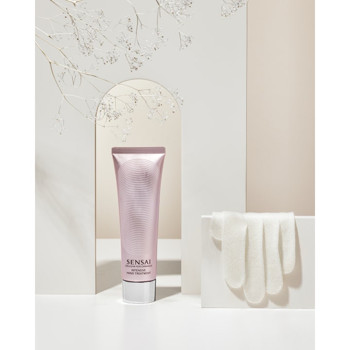 Sensai Cellular Performance Treatment Gloves 1 par intensiv handpleje pink tube og hvide handsker i lyst miljø