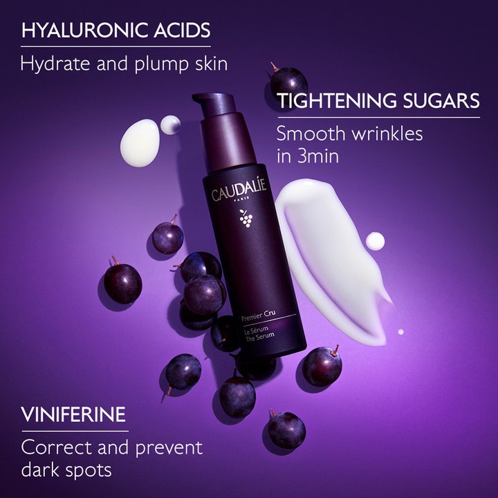 Caudalie Premier Cru The Serum 30 ml mod rynker med hyaluronsyre og mørke druer på en lilla baggrund