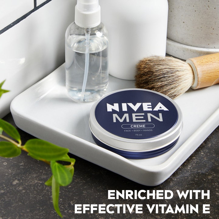 NIVEA Men Creme 150 ml fugtgivende creme i blå metaldåse med vitamin E ved en barberkost