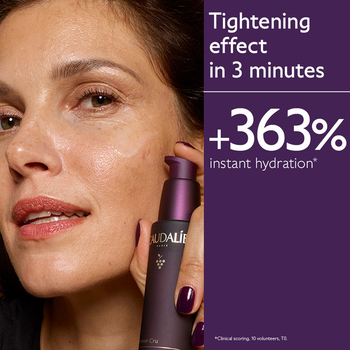 Caudalie The Serum 30 ml opstrammende serum vist på hud med tekst om øget hydrering og opstramning på 3 minutter