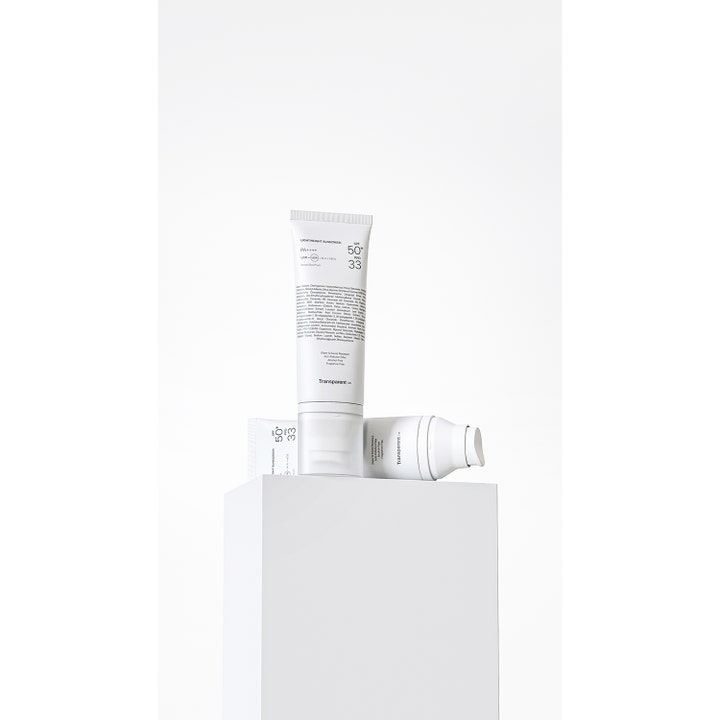 Niche Beauty Lab Transparent Lab Lightweight Sunscreen 100 ml giver SPF50+ beskyttelse i hvide tuber på hvid sokkel
