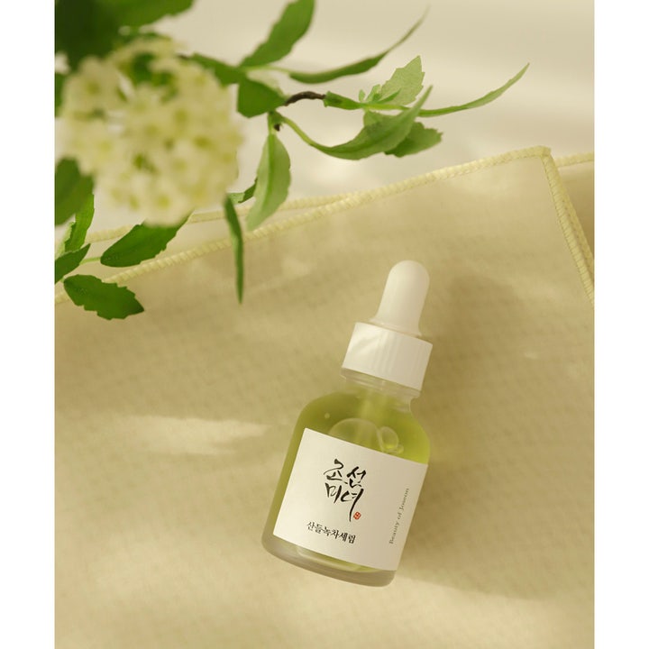 Beauty of Joseon Calming Serum 30 ml beroligende ansigtsserum i glasflaske med grøn væske og hvide blomster
