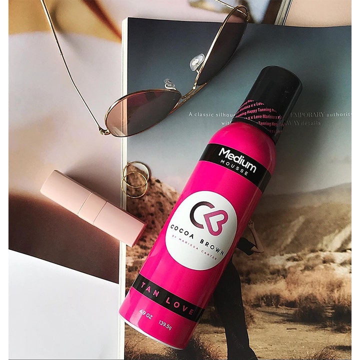 Cocoa Brown 1 Hour Tan Medium 150 ml selvbruner mousse i pink sprayflaske vist i et lifestyle-miljø