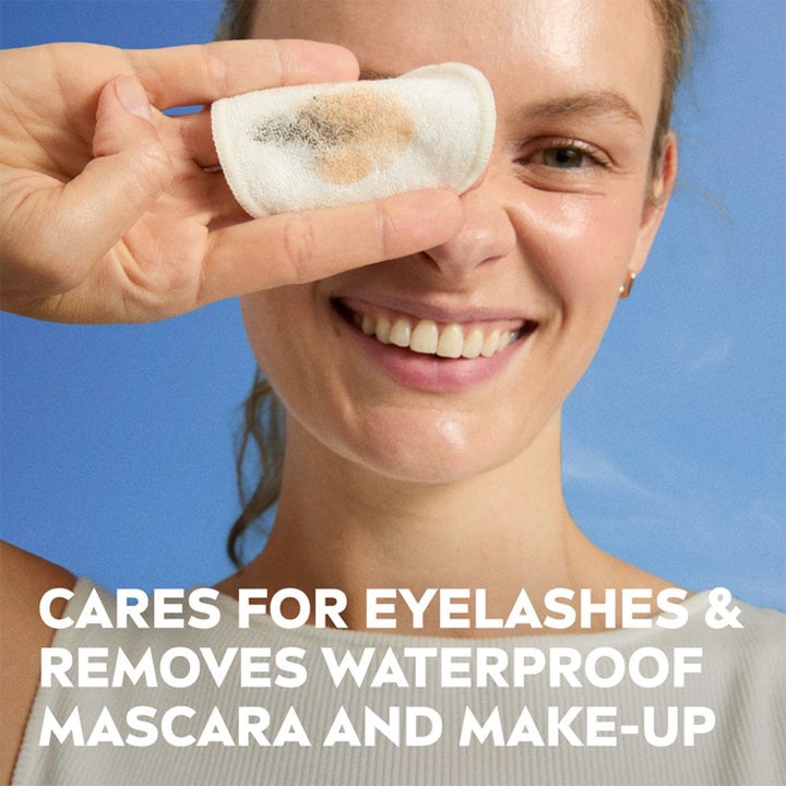 NIVEA Double Effect Eye Make-up Remover 125 ml plejer vipper og fjerner vandfast makeup vist med smilende kvinde