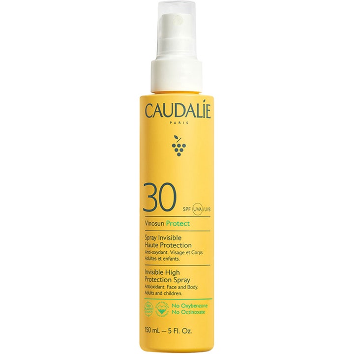 Caudalie Vinosun Protect Invisible High Protection Spray 150 ml SPF 30 solspray i gul plastflaske med hvid spraypumpe.