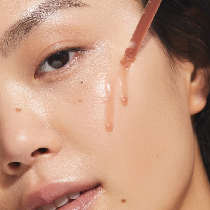 KORA Organics Turmeric Glow Drops 10 ml glødgivende serum påføres med pipette direkte på huden for et strålende resultat