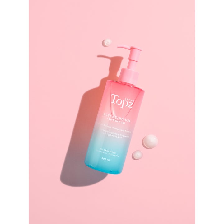 Topz Daily Cleansing Gel 300 ml ansigtsrens med niacinamid i pink og blå gradientflaske på lyserød baggrund