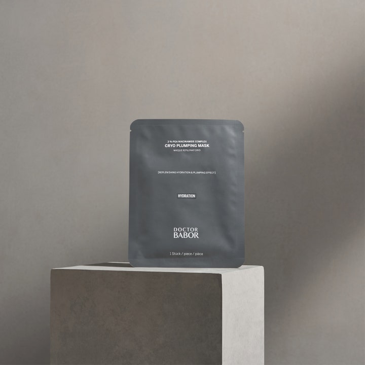 Babor Doctor Babor Cryo Plumping Mask 1 stk fugtgivende ansigtsmaske i grå sachet med niacinamid på en sten