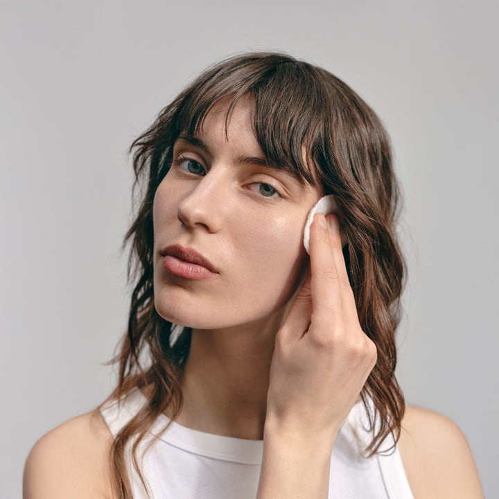 Jorgobé BHA Exfoliator 150 ml serum som påføres med vatrondel for en jævn og klar hudtone.