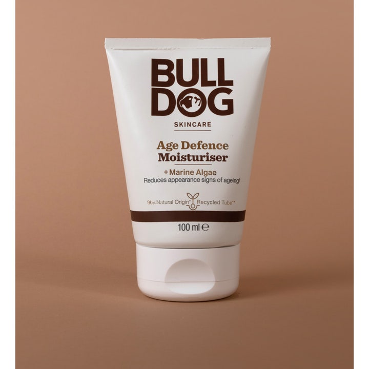 Bulldog Age Defence Moisturiser 100 ml dagkräm i hvid tube med brune detaljer der reducerer alderstegn