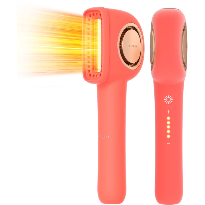Foreo FAQ 102 1 stk opstrammende ansigtsenhed i koralrød med gulddetaljer og varmt gult LED-lys