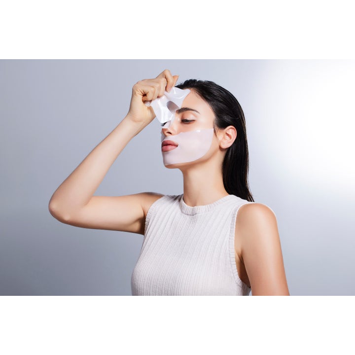 COSRX Advanced Snail Mucin Power Activating Hydrogel Mask 3 stk fugtgivende sheet maske med snegleslim på en model