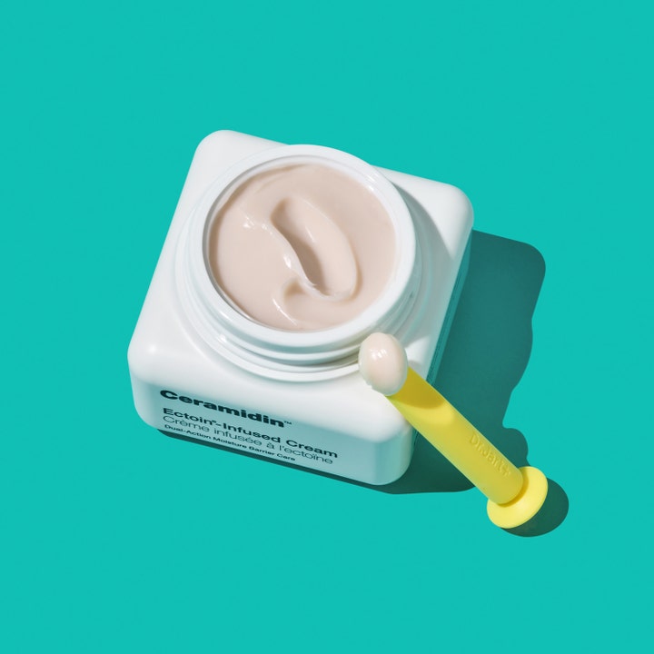 Dr.Jart+ Ceramidin Ectoin-Infused Cream 50 ml fugtgivende ansigtscreme til tør hud i hvid krukke med gul spatel