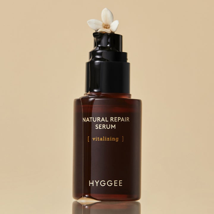 Hyggee Natural Repair Serum 30 ml vitaliserende ansigtsserum i brun glasflaske med lille hvid blomst