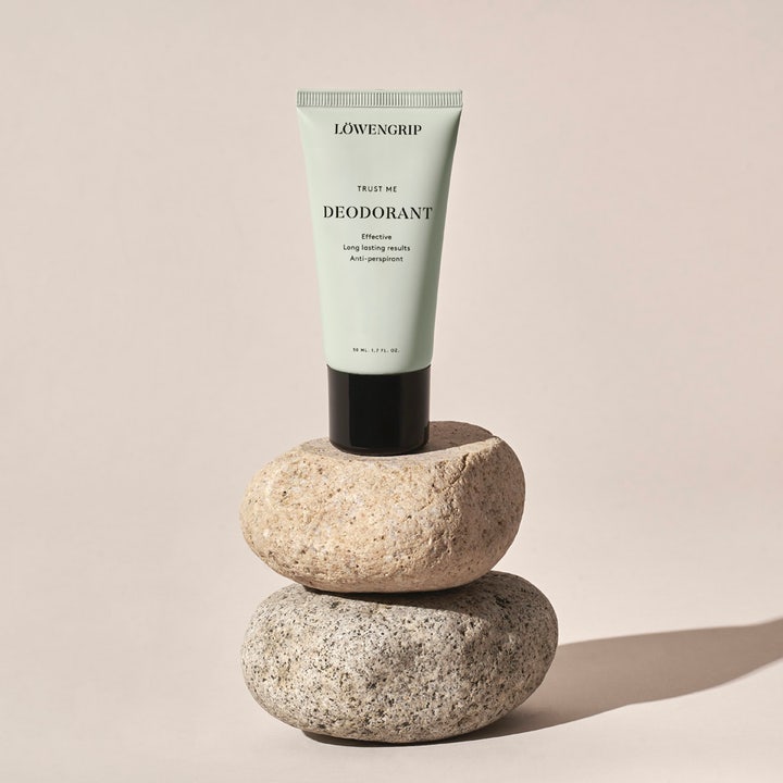 Löwengrip Trust Me Deodorant 50 ml effektiv anti-perspirant i lysegrøn tube balanceret på to runde natursten