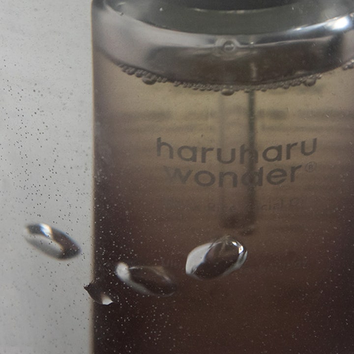 haruharu wonder Black Rice Facial Oil 30 ml nærende ansigtsolie i en klar flaske med små luftbobler.