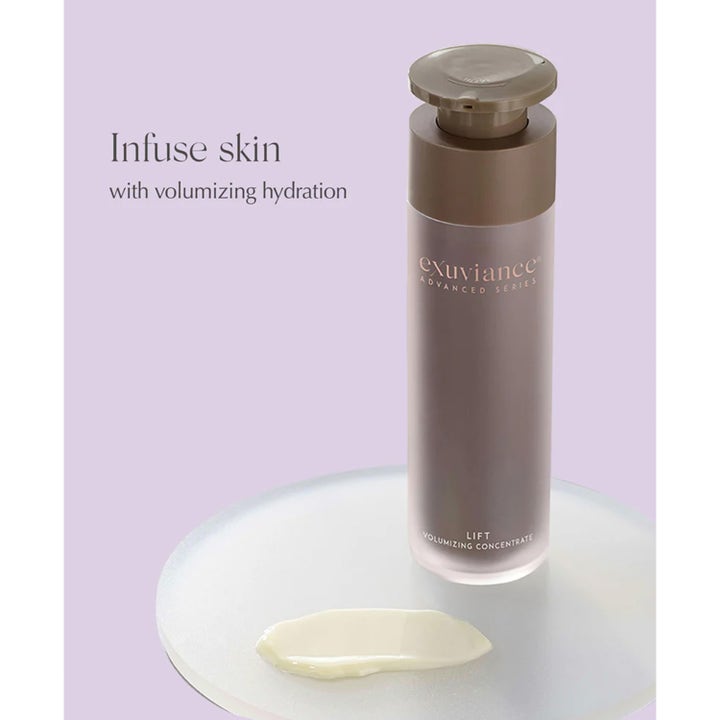 Exuviance Lift Volumizing Concentrate 50 g volumengivende serum vist med cremet tekstur foran frostet pumpeflaske