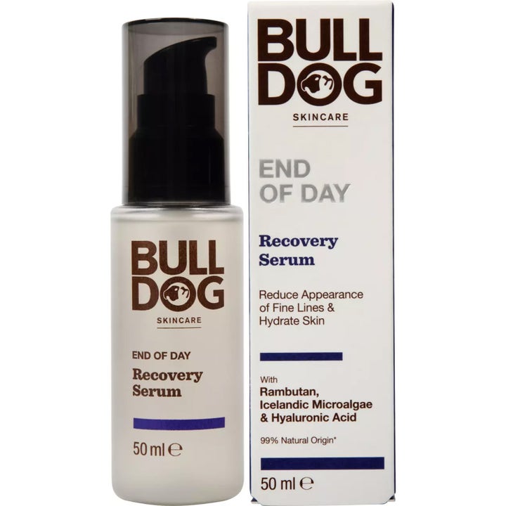 Bulldog End of Day Recovery Serum 50 ml fugtgivende ansigtsserum i hvid pumpeflaske og matchende papæske