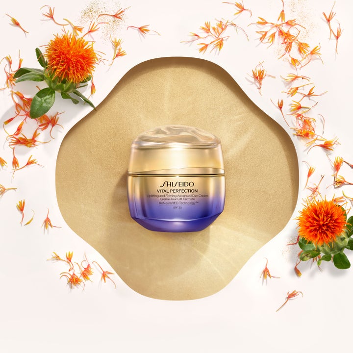 Shiseido Vital Perfection Advanced Day Cream 50 ml i luksuriøs krukke omgivet af saflorblomster