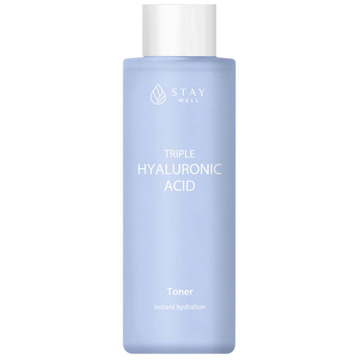 Stay Well Triple Hyaluronic Acid Toner fugtgivende skintonic i en lyseblå frostet flaske med hvidt låg
