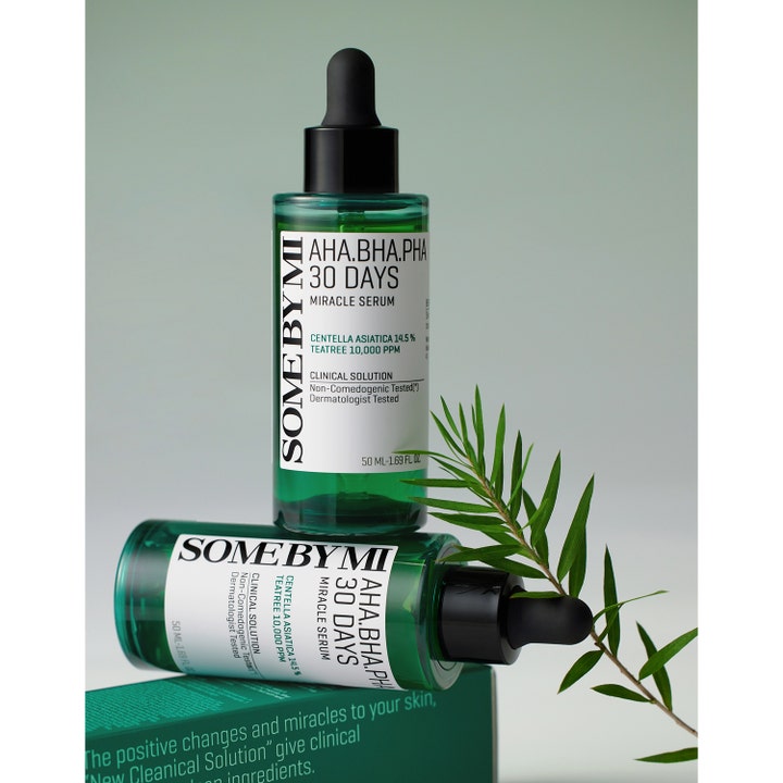 Some By Mi AHA-BHA-PHA 30 Days Miracle Serum 50 ml eksfolierende serum i grønne glasflasker med pipette og en grøn kvist