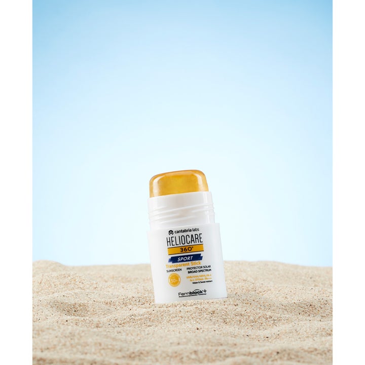 Heliocare Sport Stick SPF 50+ 25 g giver høj solbeskyttelse i en hvid stift med gennemsigtig orange gel i sandet