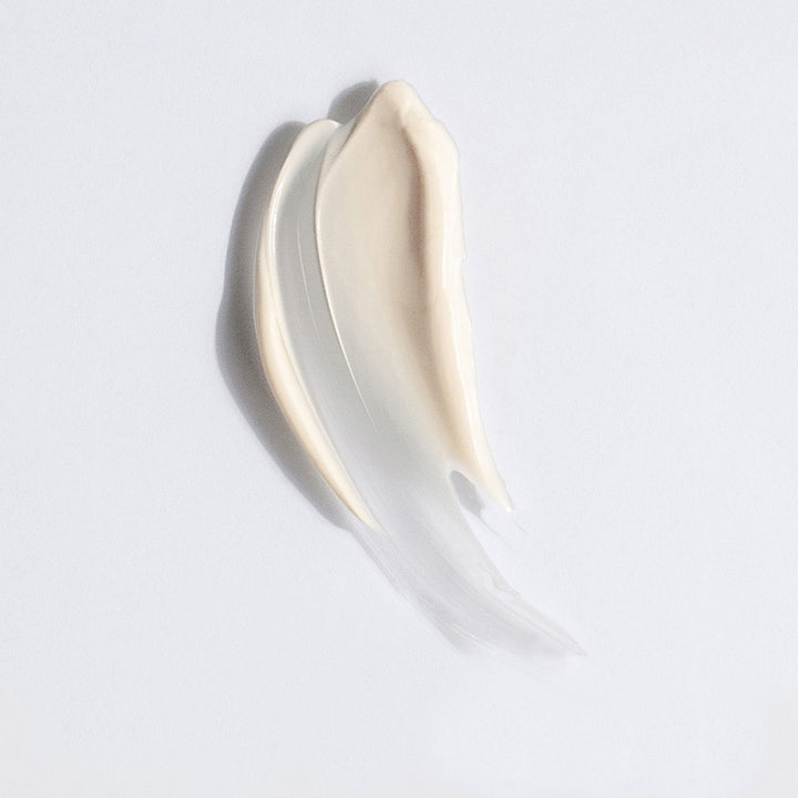 MÁDARA Deep Moisture Night cream 50 ml fugtgivende natcreme viser en fyldig cremet tekstur i lys beige.