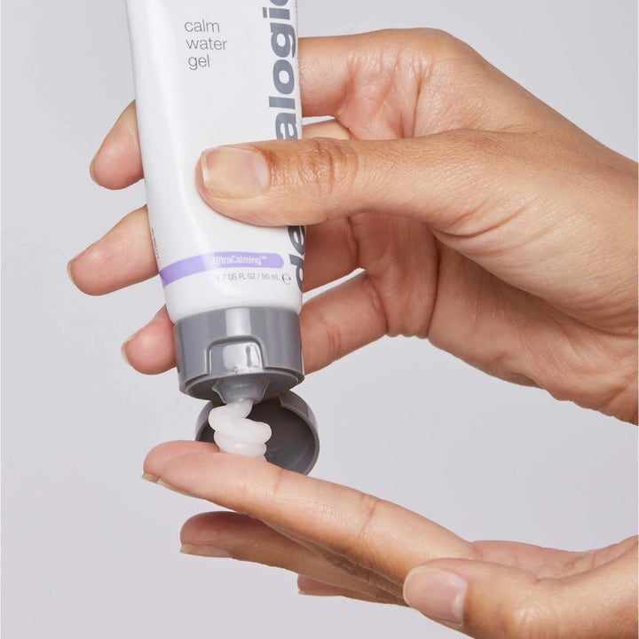Dermalogica UltraCalming Calm Water Gel 50 ml beroligende ansigtsgel med hvid geltekstur der trykkes ud på en hånd