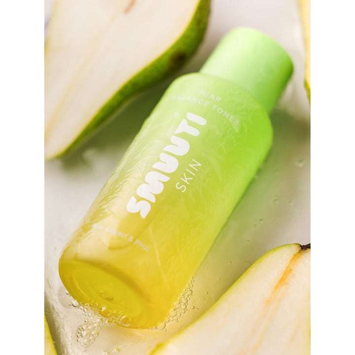 Smuuti Skin Pear Balance Toner 130 ml fugtgivende ansigtsvand i lysegrøn flaske omgivet af friske pærer